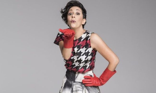 Άντρη Θεοδότου: Με σέξι εσώρουχα στο θεατρικό σανίδι