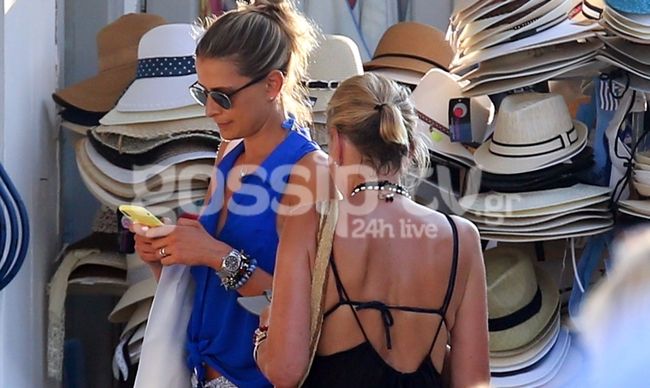 Τατιάνα Μπλάτνικ: Βόλτες στα σοκάκια της Αντιπάρου με την εντυπωσιακή μητέρα της