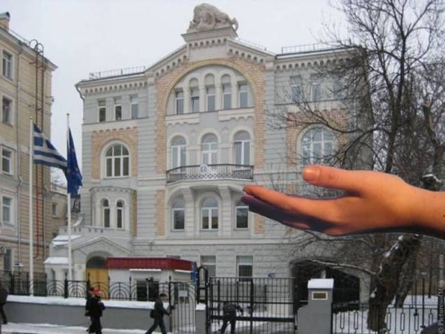 Με δανεικά ζουν οι Έλληνες διπλωμάτες