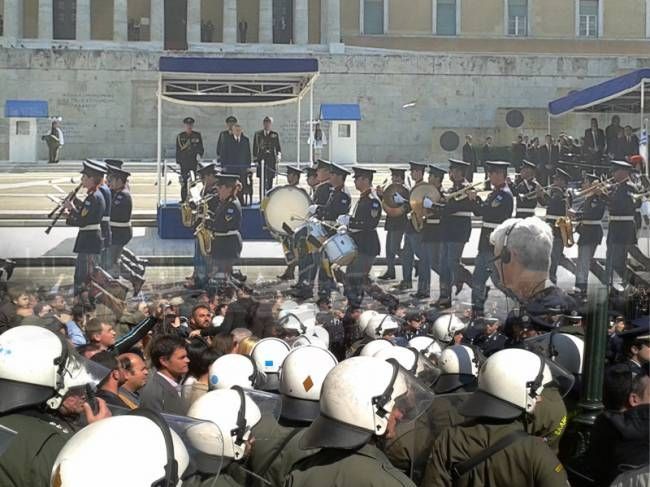 Παρέλαση σε αστυνομικό «κλουβί»