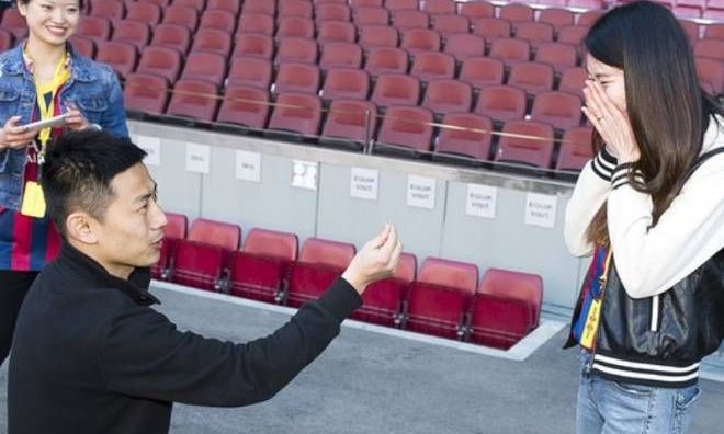 Μπαρτσελόνα: Κινεζική πρόταση γάμου στο «Καμπ Νου» (video)
