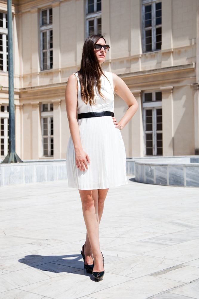 Το μικρό, λευκό φόρεμα