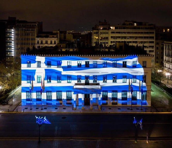 Ιστορικά κτίρια στον πλανήτη ντύνονται στα γαλανόλευκα τιμώντας την Ελλάδα