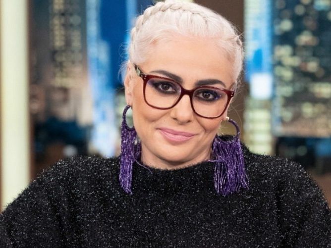 Η Άρια Καλύβα έγινε ξανά παράδειγμα πρωϊνής τοξικότητας  - Από τα «αμπαζούρ» στους «τετρακέφαλους»