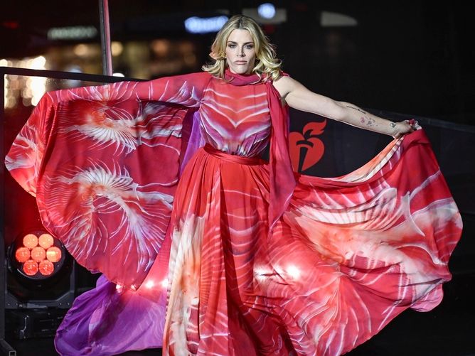 H Busy Philipps αποκάλυψε τη μάχη της με τον καρκίνο: Πώς έσωσε τη ζωή της εξαιτίας του Van Der Beek