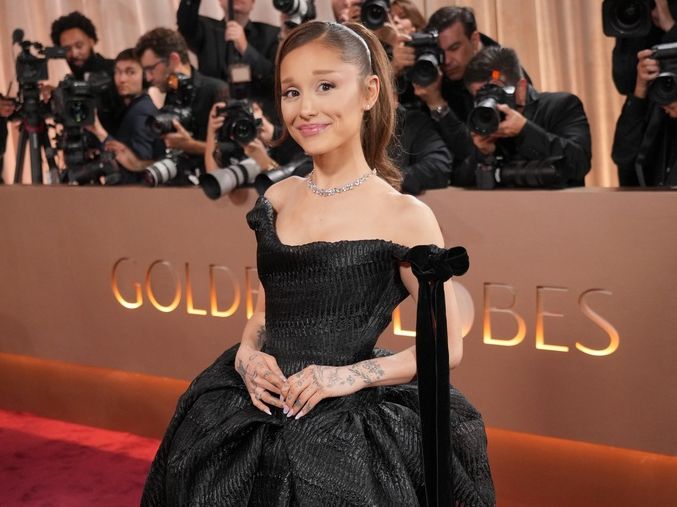 Ποιοι «πολεμούν» την Ariana Grande που αποσύρεται από κάθε εμφάνιση;  Τα σχόλια & οι haters