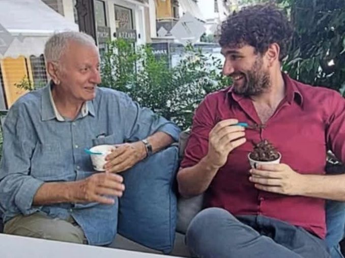 Ο Κωνσταντίνος Χαρδαβελλας μίλησε πρώτη φορά για τις τελευταίες στιγμές με τον μπαμπά του