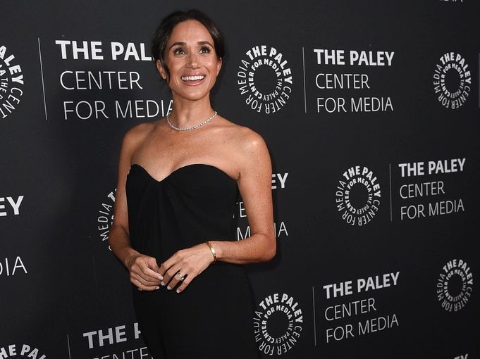 To σμαραγδί φόρεμα των 1,700 $ της Meghan Markle στο trailer «With Love Meghan» που πυροδοτεί φήμες