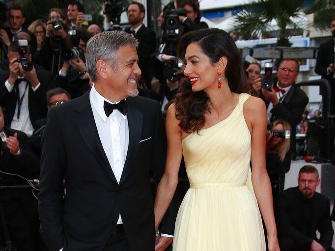 Το butter yellow είναι ακόμη εδώ και η Amal Clooney το επιβεβαιώνει με τον πιο κομψό τρόπο