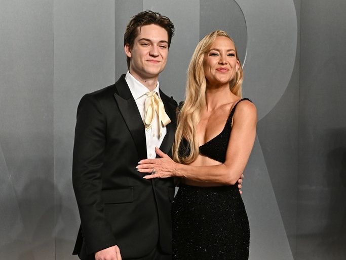 Για την Kate Hudson οι επίσημες εμφανίσεις είναι οικογενειακή υπόθεση: Είδες τον 22χρονο γιο της;