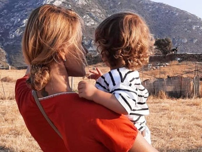 Ο Κικίλιας jr γίνεται δύο ετών και στις φωτό της Τζένης Μπαλατσινού φαίνεται σαν μεγάλο παιδάκι