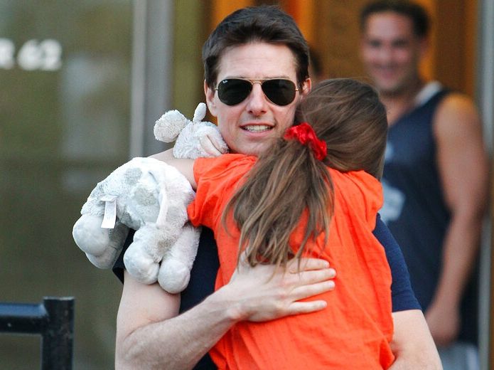 Η Suri Cruise έγινε 18 ετών αλλά δηλώνει ότι δεν θέλει να μιλήσει ούτε στο τηλέφωνο με τον Tom