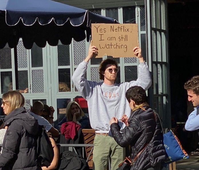 Ο κούκλος με τις πινακίδες, τα «έβαλε» με τον Justin Bieber και δεν φαντάζεσαι τι κατάφερε με αυτό