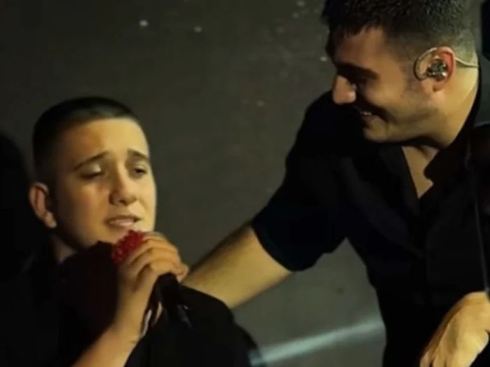 Κωνσταντίνος Κακοσαίος: Ο μικρότερος γιος του Πλούταρχου τραγούδησε live και τα σχόλια ήταν επικά