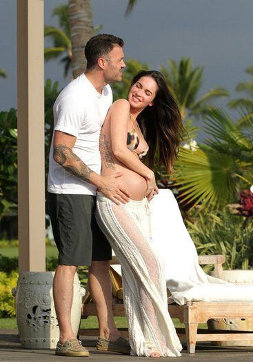 Megan Fox: Έγκυος, άβαφη, με μαγιό!