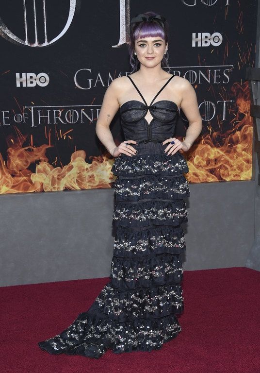 Η φαν του Game of Thrones και η fashion blogger σχολιάζουν την εμφάνιση της Maisie Williams