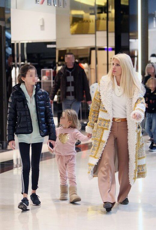 H Eλένη Μενεγάκη πιο κομψή από ποτέ, για ψώνια με τη Βαλέρια και την Μαρίνα