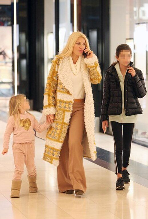 H Eλένη Μενεγάκη πιο κομψή από ποτέ, για ψώνια με τη Βαλέρια και την Μαρίνα