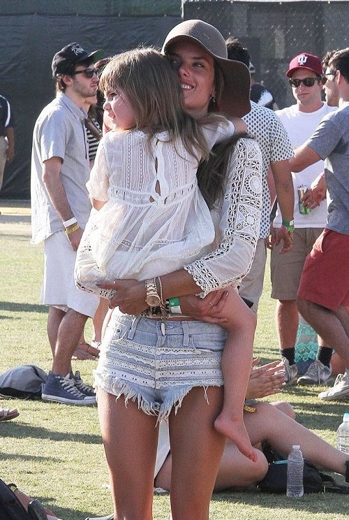 Alessandra Ambrosio: με δαντέλα και καυτό σορτσάκι στο Coachella