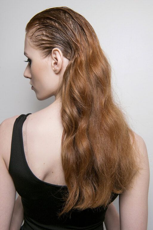 #2 Συμβουλεύσου τον κομμωτή σου και χρησιμοποίησε ειδικά προϊόντα περιποίησης ανάμεσα στις βαφές, ώστε να διατηρήσεις τη λάμψη και την ένταση του χρώματός σου. 