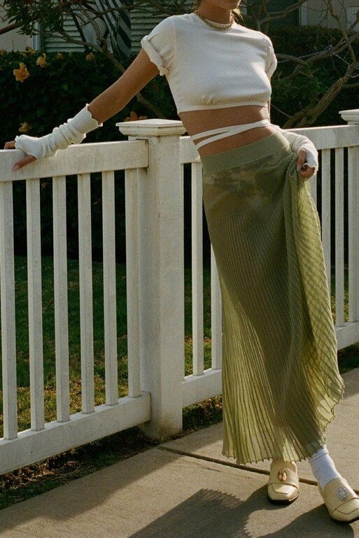 Το arm sock φορεμένο με μια διάφανη φούστα @emmachamberlain