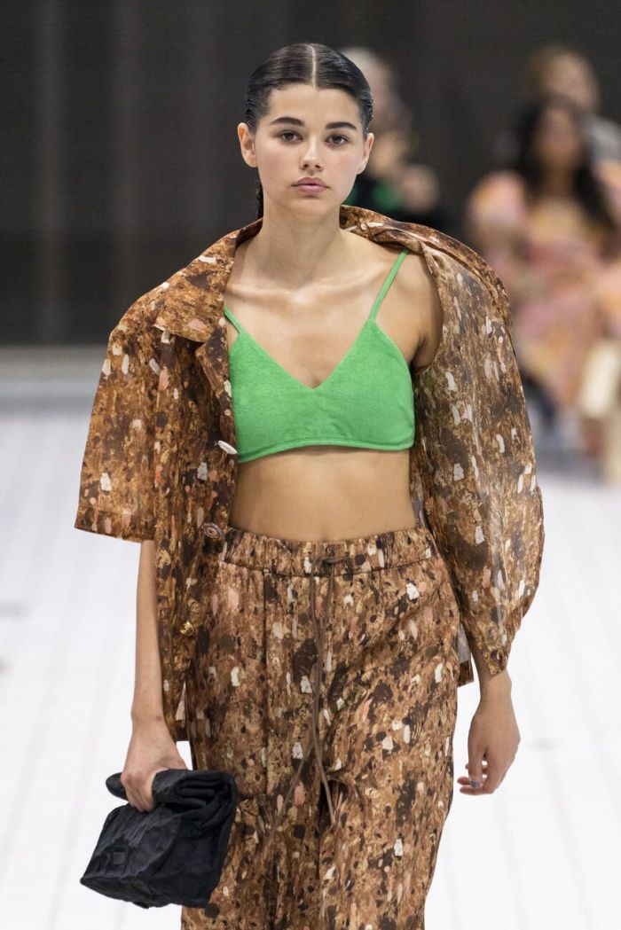 Η SS22 συλλογή της Rejina Pyo γιορτάζει τη χαρά και τη ζεστασιά των διακοπών στην παραλία