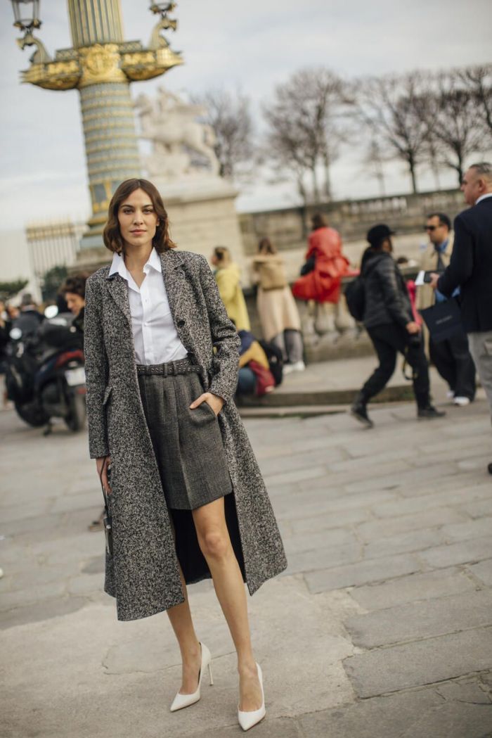 Λευκό πουκάμισο με mini φούστα και παλτό