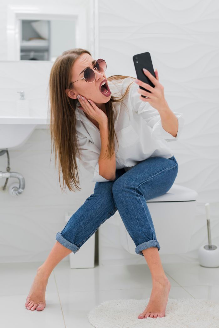 surprised-woman-looking-her-phone.jpg