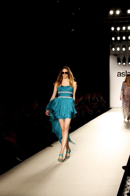 Στα παρασκήνια της επίδειξης μόδας του Μιχάλη Ασλάνη. Μόνο το Queen.gr βρέθηκε βήμα βήμα στο λαμπερό σόου.