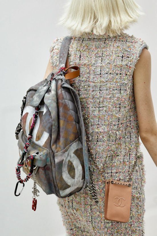 Chanel: χρώμα και graffiti στις τσάντες της επόμενης σεζόν