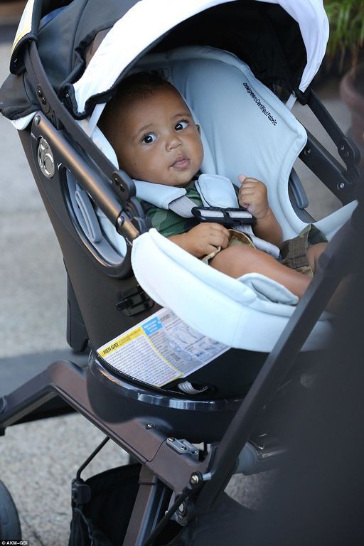 Cuteness Alert: Δες τον Saint West στην πρώτη του επίσημη εμφάνιση