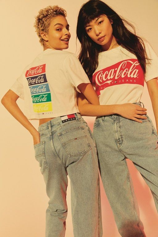 Ο Tommy Hilfiger λανσάρει την Capsule συλλογή Tommy Jeans Coca Cola
