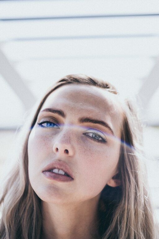 Καυτό νερό. Όσο χαλαρωτικό κι αν είναι να πέφτει πολύ ζεστό νερό στο πρόσωπό μας, άλλο τόσο ξηρό και άγριο θα το κάνει. Ναι, το καυτό νερό απομακρύνει όλη την υγρασία από την επιδερμίδα του προσώπου σου. 