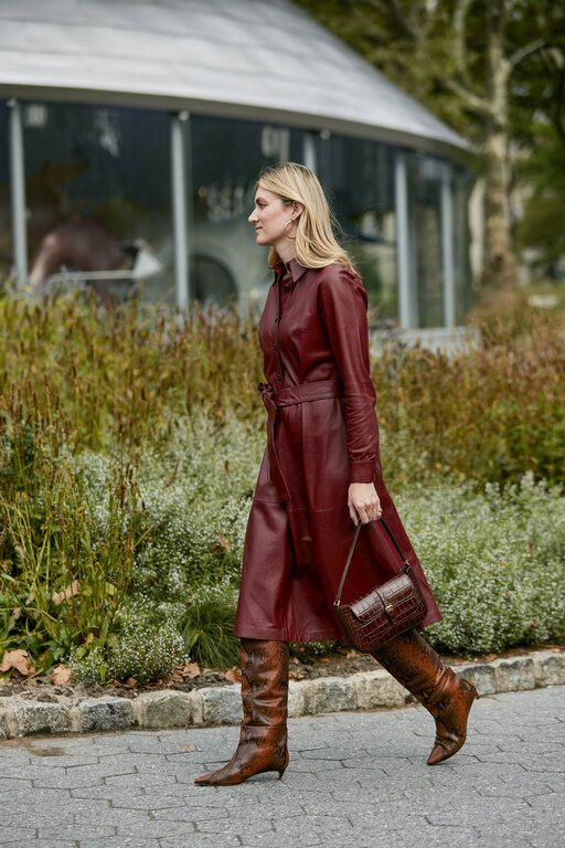 Μπορντό shirt dress με snake print knee-high boots