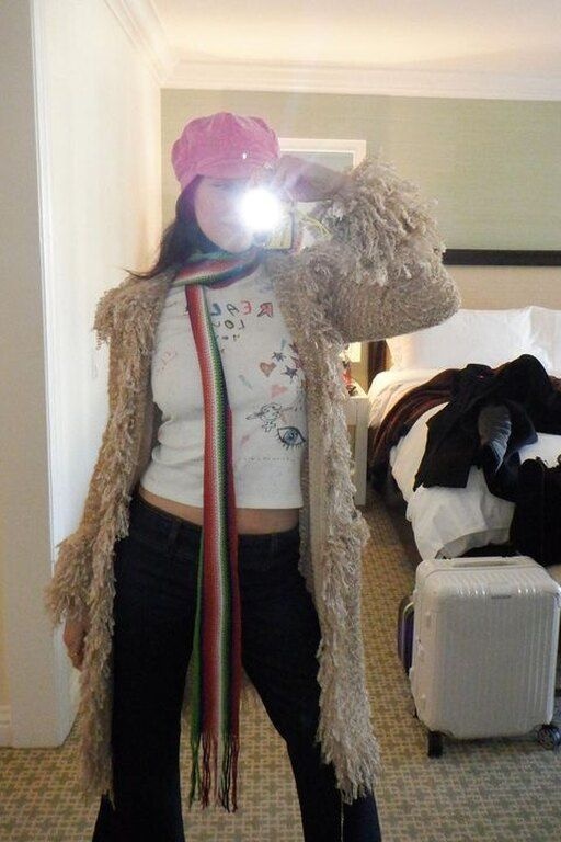 Φορεμένο με ένα μπλουζάκι και παλτό @devonleecarlson