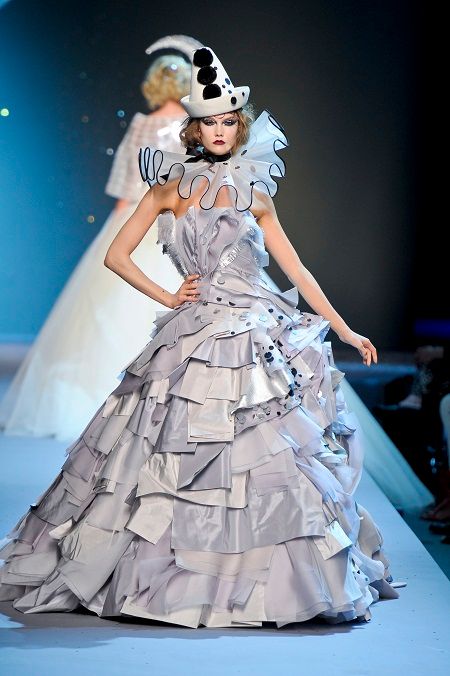 Μπουσουλώντας δεν κάνεις couture