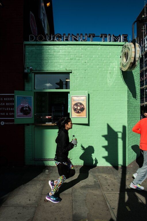 5.	Φοράς κάλτσες πάνω από το κολάν. Εκτός και αν θες να κάνεις ένα 80s look στη λογική της ντίσκο, οι κάλτσες πάνω από το κολάν δε δείχνουν πολύ ωραίες. Καλύτερα επίλεξε ένα πιο χαμηλό σχέδιο ή ένα καλσόν μέσα από το κολάν, αν ψάχνεις θερμότητα.