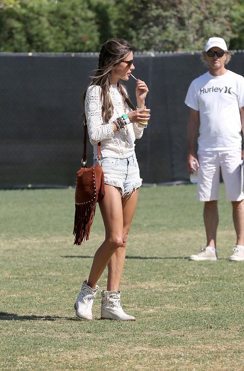 Alessandra Ambrosio: με δαντέλα και καυτό σορτσάκι στο Coachella