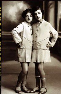 Τα Καλουτάκια:ζευγάρι στο θέατρο ζευγάρι και στο στυλ