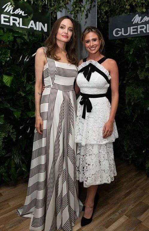 Κάπως έτσι αντιδρά η Angie με όλες αυτές που την πλησιάζουν για φωτογραφία!!! Υπέροχη...