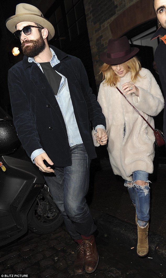 Η Kylie Minogue μας δείχνει το δαχτυλίδι των αρραβώνων της 