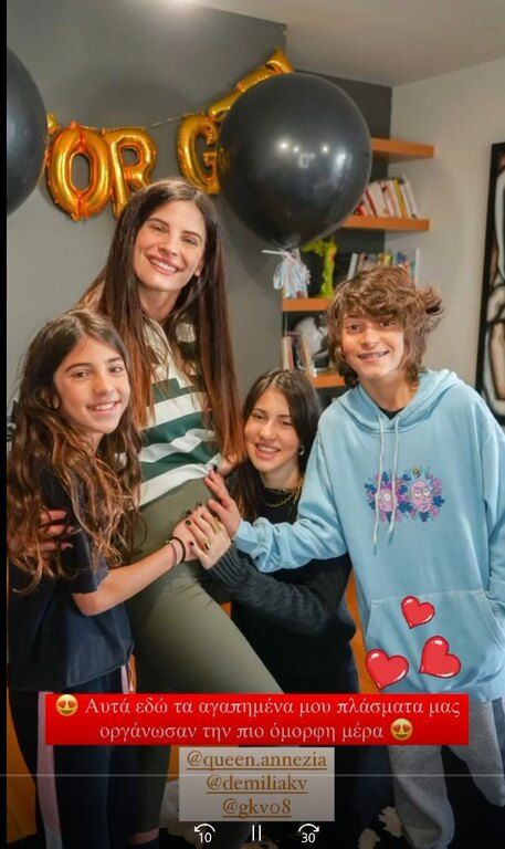 Kαι εδώ η μέλλουσα μαμά με τους διοργανωτές της έκπληξής της. 
