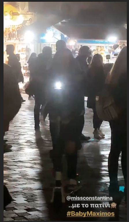 Η Αθηνά Οικονομάκου στο κέντρο της Αθήνας παρέα με τον babyMaximo