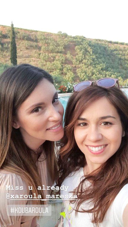 Η Αθηνά Οικονομάκου ποζάρει με την κουμπάρα της, την οποία και δε γνωρίζεις