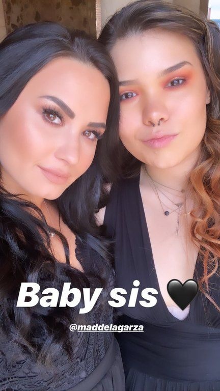 Η εντυπωσιακή εμφάνιση της Demi Lovato ως παράνυμφος