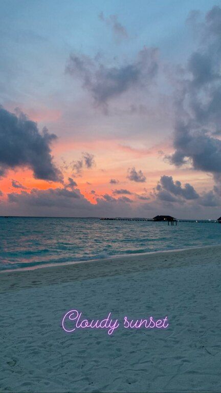 Η Ζέτα Μακρυπούλια ποζάρει με ολόσωμο μαγιό δίπλα στην πισίνα και η φωτογραφία «κόβει» ανάσες