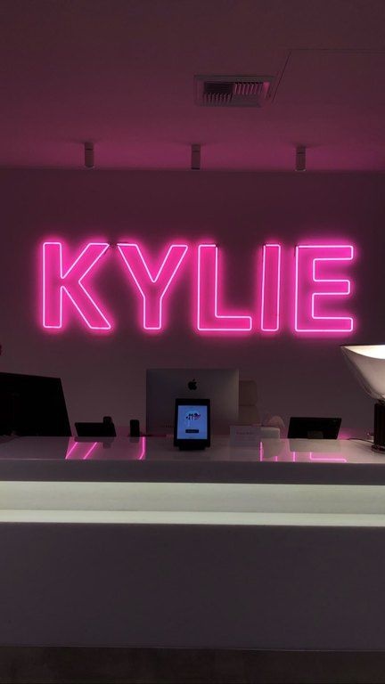 Στην υποδοχή υπάρχει μία μεγάλη φωτεινή επιγραφή με το όνομα της Kylie σε ροζ χρώμα.