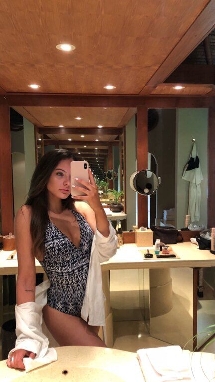 Και ιδού η φωτό της 19χρονης. Έχει υπέροχο σώμα, δεν συμφωνείς;