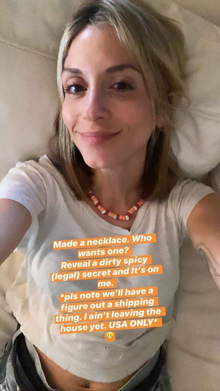 Ιδού η φωτογραφία, στην οποία η Σοφία μιλάει για το γλυκό κολιέ που έφτιαξε, αλλά εμείς δεν μπορούσαμε να πάρουμε το βλέμμα μας από το λαμπερό της πρόσωπο... Υπέροχη!