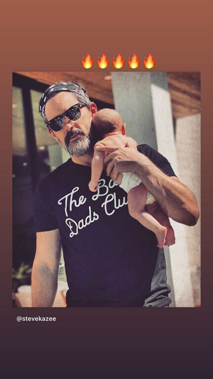 Εδώ ο σύζυγός της με τον γλυκύτατο μικρούλη αγκαλιά